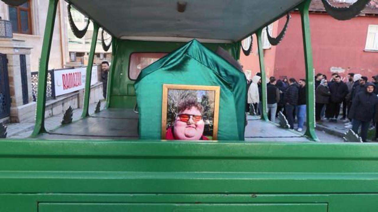 Sosyal medya fenomeni Efecan K&uuml;lt&uuml;r son yolculuğuna uğurlandı