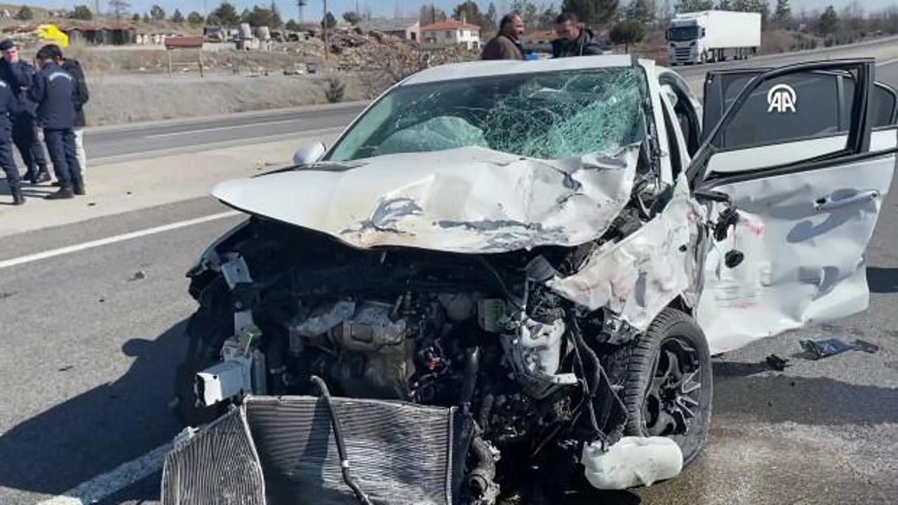 Yozgat'ta iki otomobil &ccedil;arpıştı: Yaralılar var!