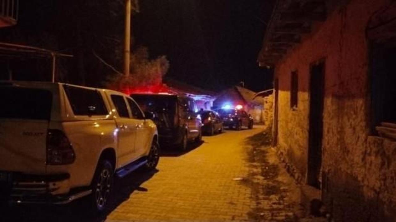 Babasını başını taşla ezerek &ouml;ld&uuml;rd&uuml;! Hastanede itiraf etti