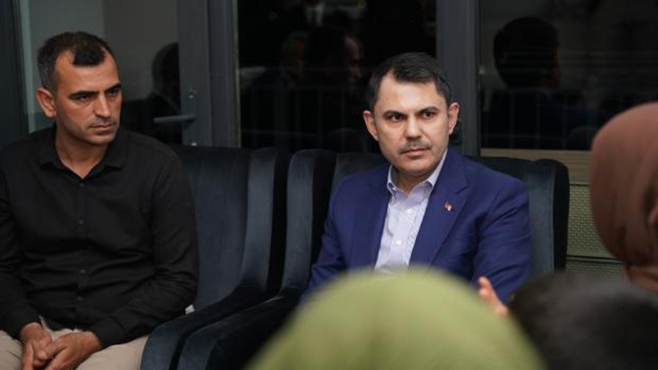 Bakan Kurum Hatay’da depremzede ailenin yeni evine misafir oldu