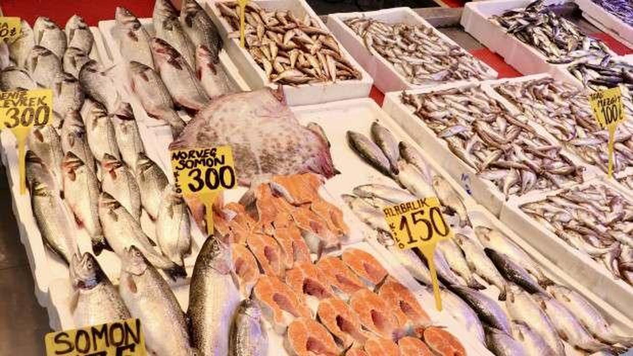 Balık&ccedil;ı tezgahlarında kilogramı 100 liradan satılıyor...