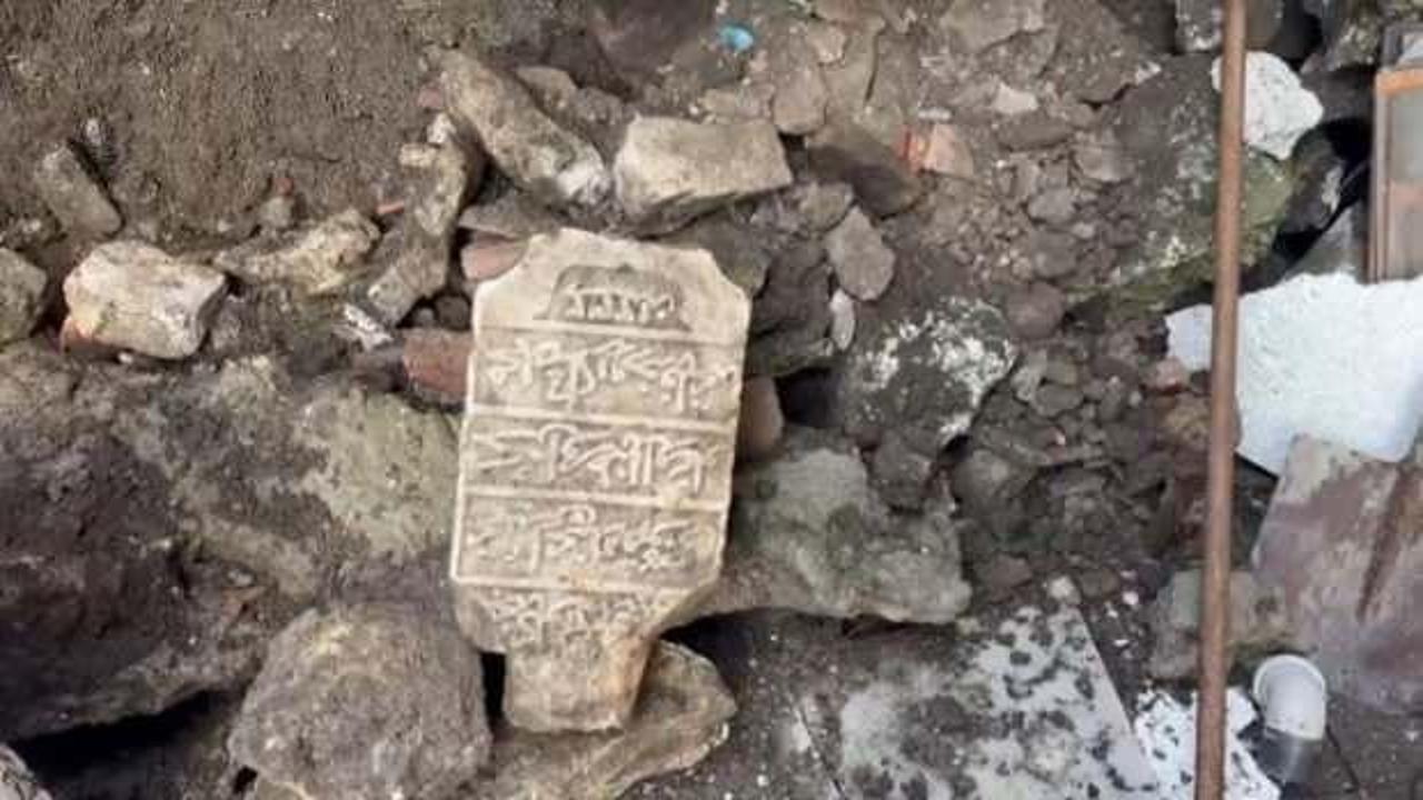 Bina molozlarının arasından tarihi mezar taşı &ccedil;ıktı