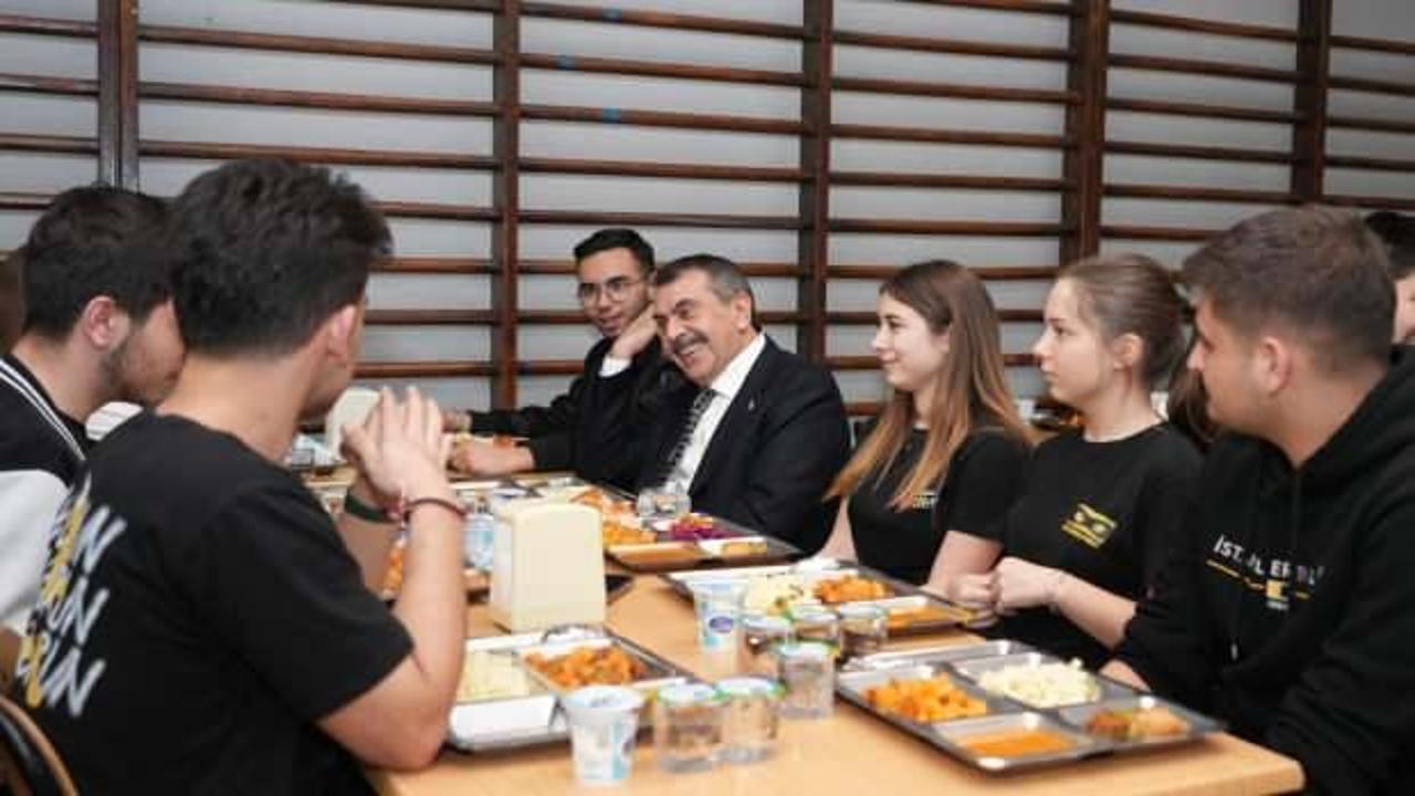 Milli Eğitim Bakanı Tekin, İstanbul Erkek Lisesi öğrencileriyle iftarda buluştu