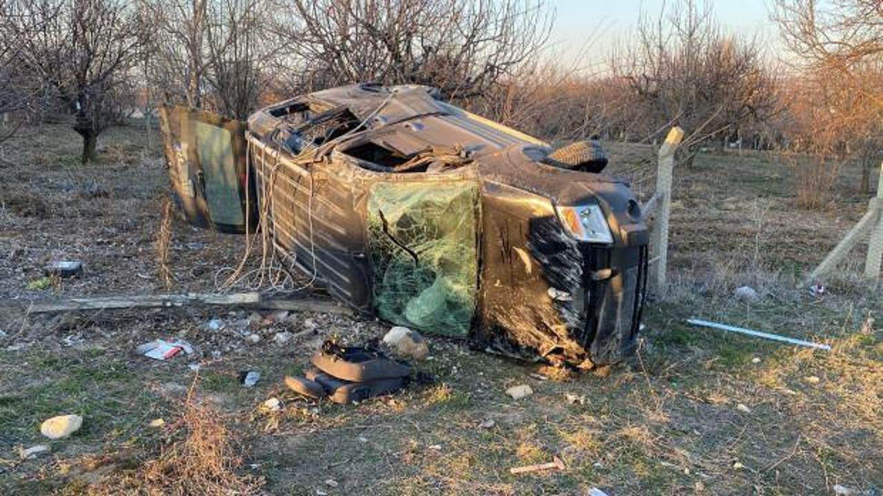 Hafif ticari ara&ccedil; şarampole devrildi