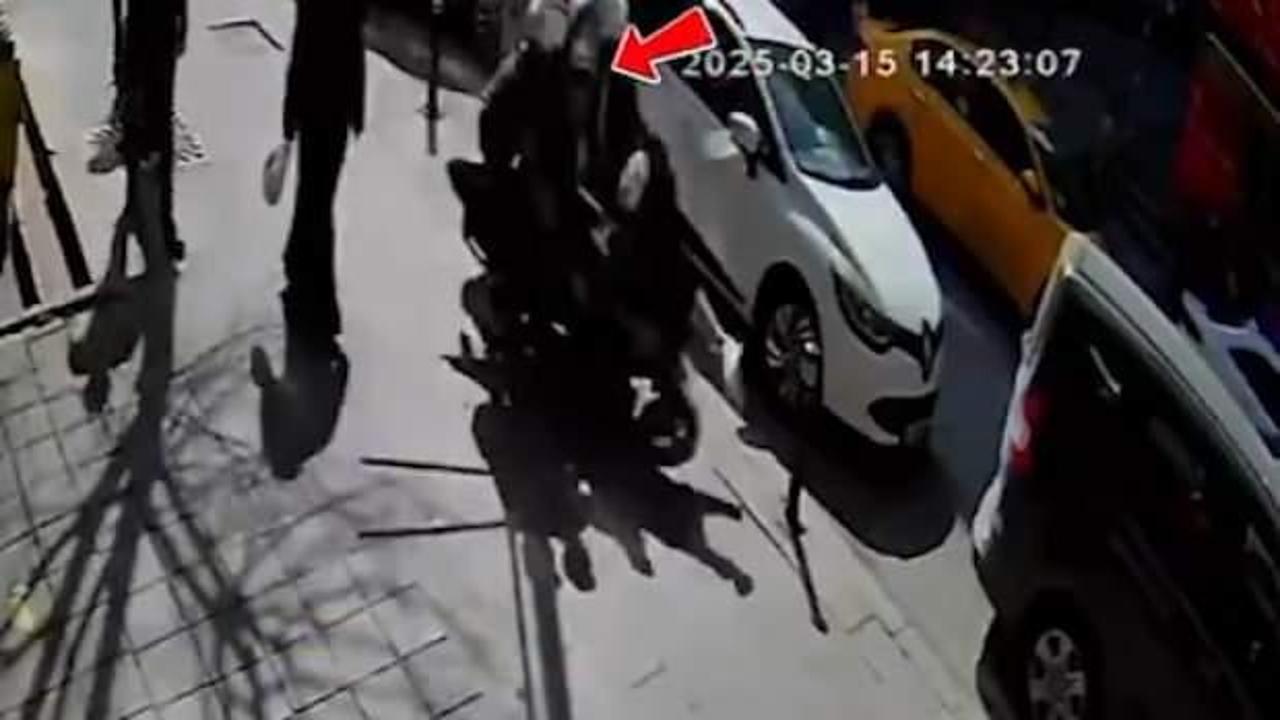 Kural tanımaz motosiklet s&uuml;r&uuml;c&uuml;s&uuml; kaldırımda y&uuml;r&uuml;yen kadına &ccedil;arptı