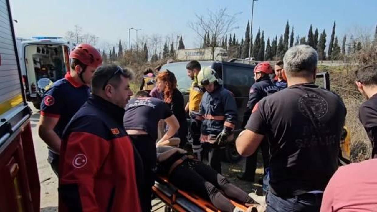 Minib&uuml;s ile otomobil &ccedil;arpıştı; 5'i &ccedil;ocuk 10 yaralı