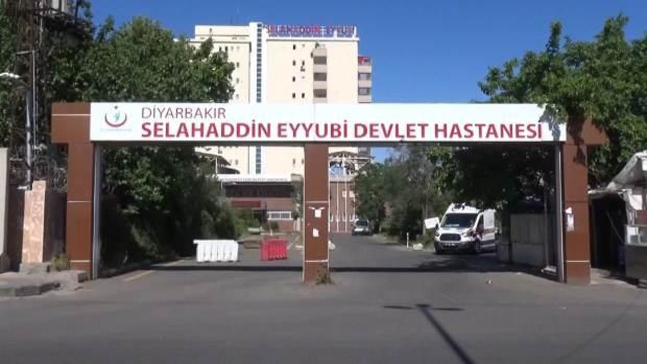 Okul &ccedil;ıkışında &ouml;ğretmene yumruklu, bı&ccedil;aklı saldırı