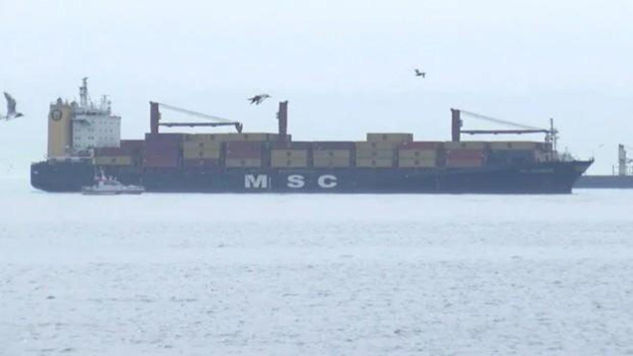 Yeşilk&ouml;y sahilde kargo gemisi karaya oturdu