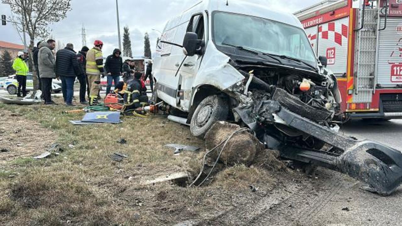TIR minibüse çarptı: Ölü ve yaralılar var