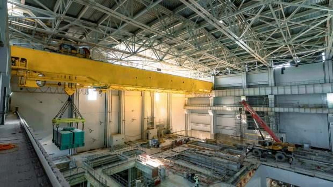 Akkuyu NGS'de ikinci g&uuml;&ccedil; &uuml;nitesinin makine dairesine ait ana k&ouml;pr&uuml;l&uuml; vin&ccedil; devreye alındı