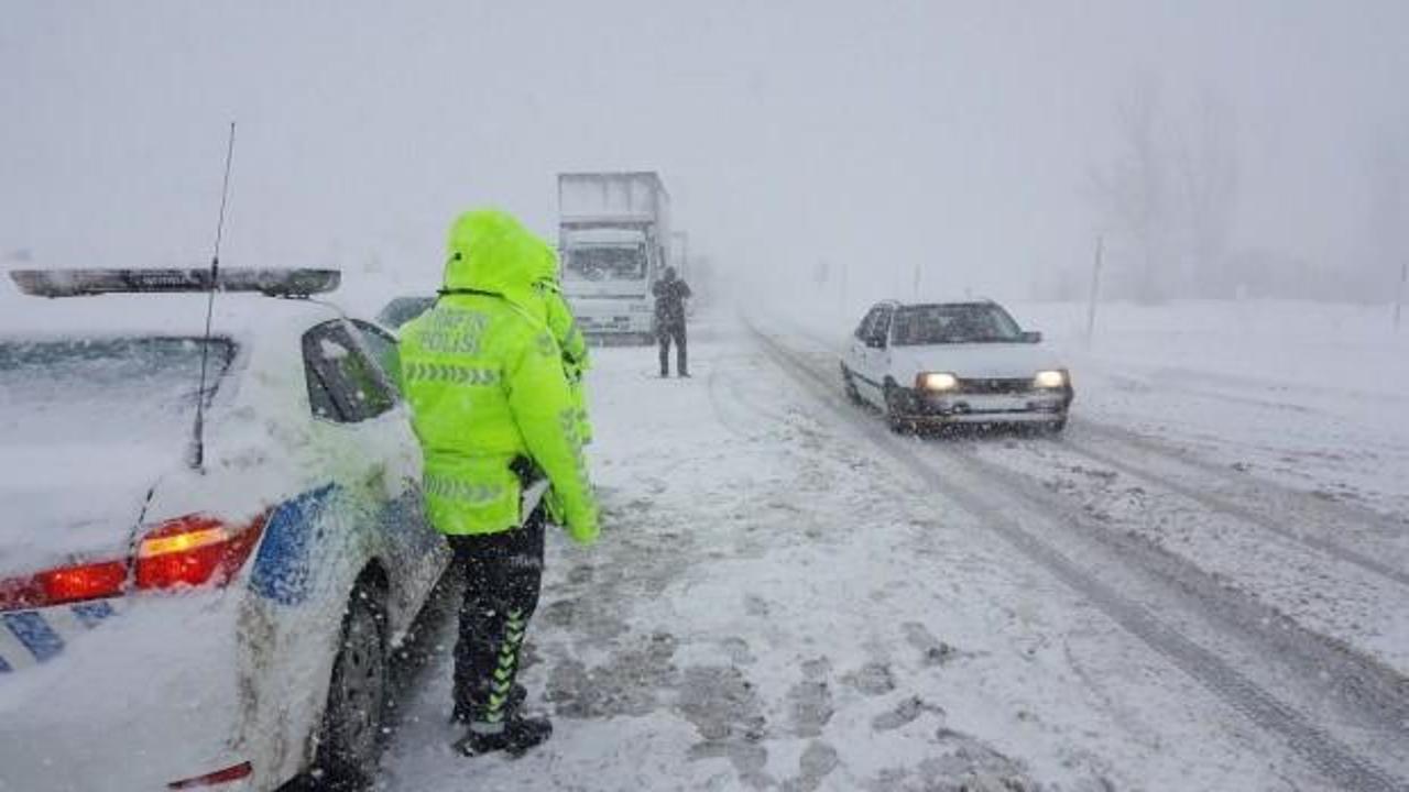 Kar Erzincan'a geri d&ouml;nd&uuml;! Lapa lapa yağıyor