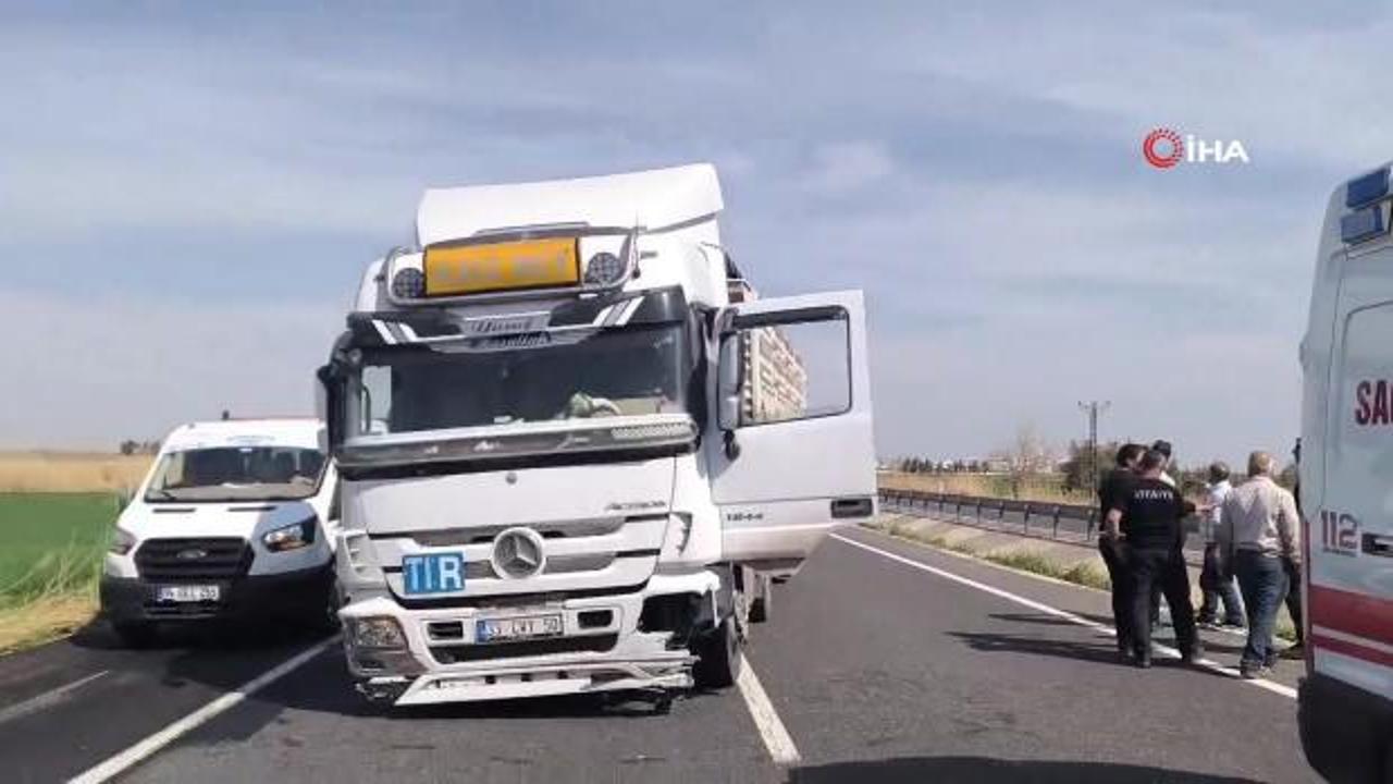 Kontrol&uuml;nden &ccedil;ıkan tır bariyerlere &ccedil;arptı! 