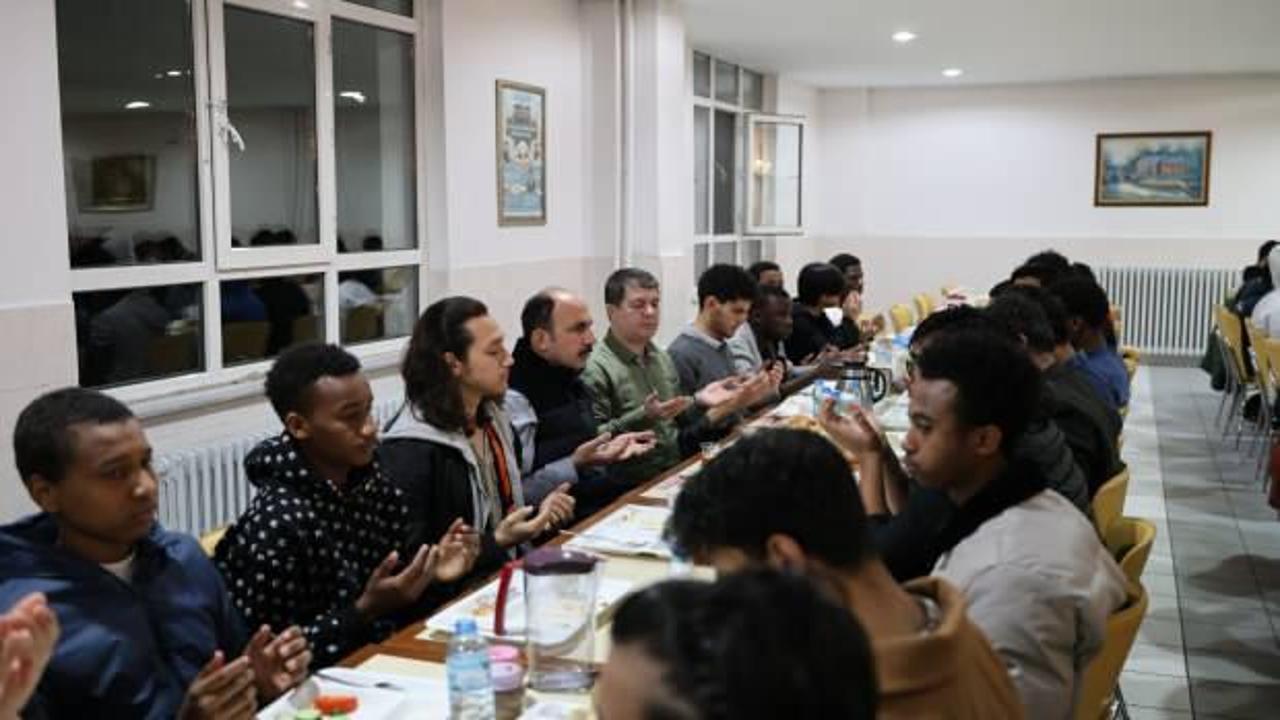 Milletvekili Özer ve Başkan Altay öğrencilerle sahurda buluştu 