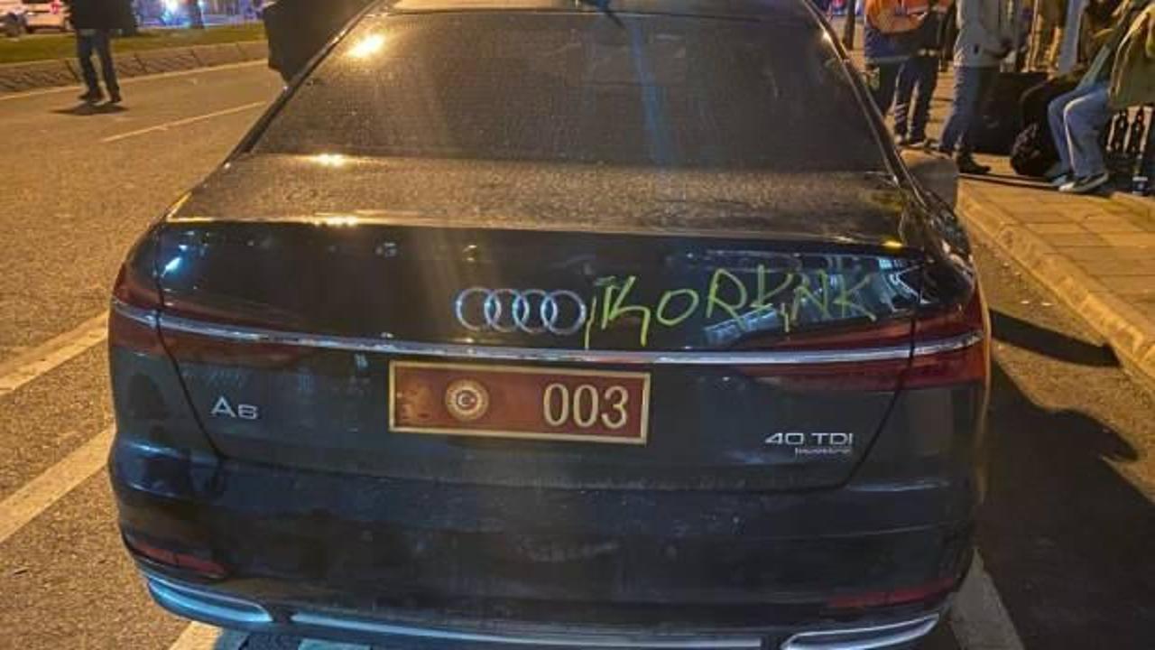 Protestocular, AK Partili sanıp CHP&rsquo;li ismin aracına saldırdı: Korkak