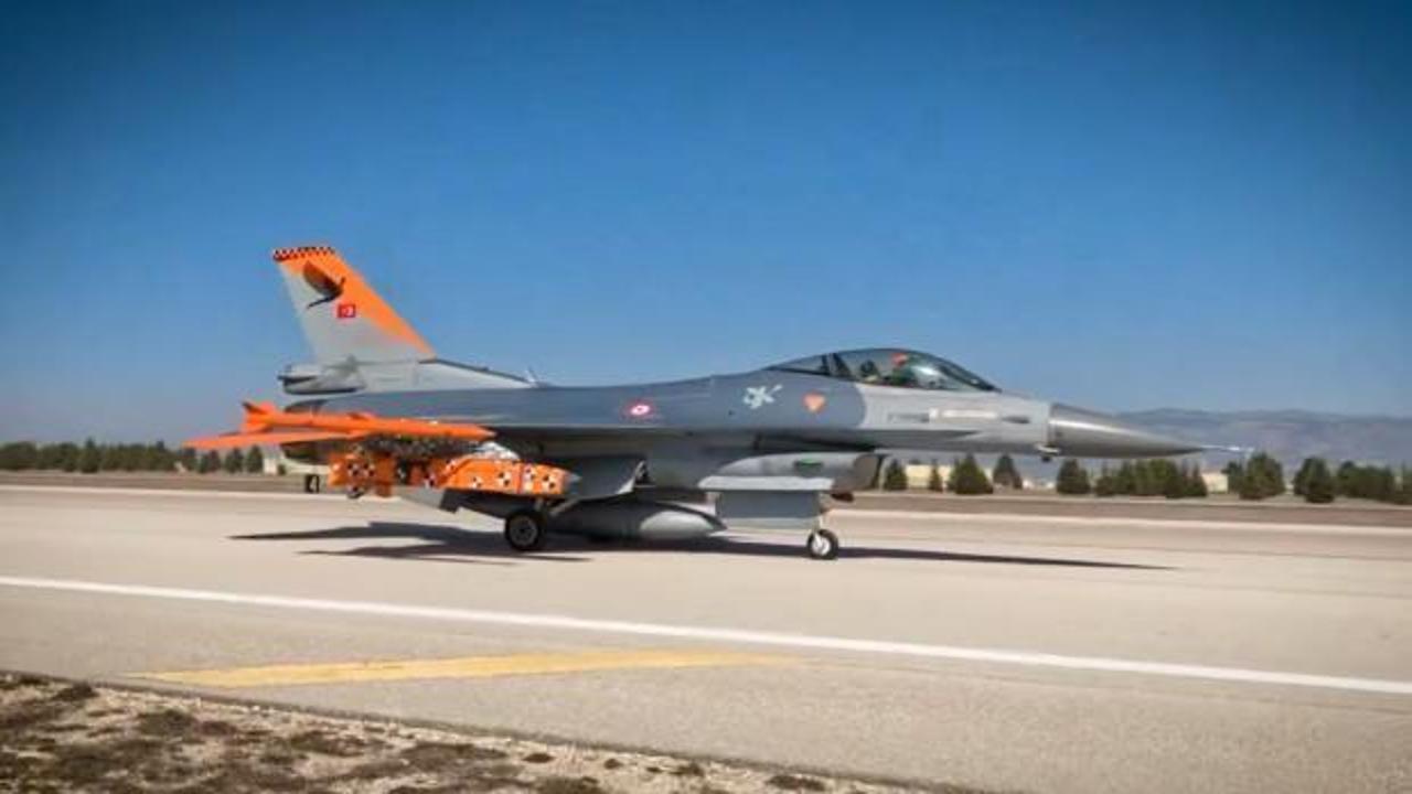 SOM-J seyir f&uuml;zesi, su &uuml;st&uuml; hedefini ilk test atışında başarıyla vurdu