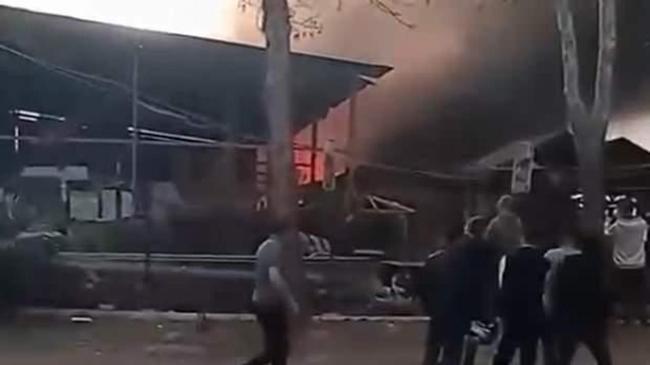 İş yeri sahipleri yangın yerinde g&uuml;venlik &ouml;nlemi alan polise saldırdı