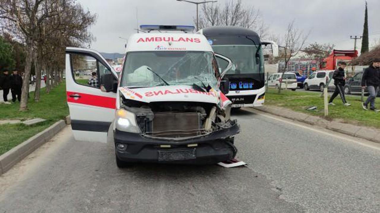 Hasta taşıyan ambulans, hafriyat kamyonuna çarptı; 2 yaralı