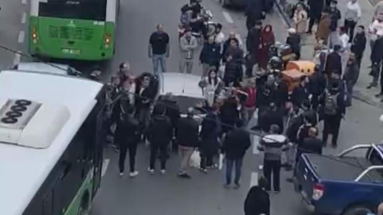 Trafikte yol verme kavgası! Arkadan koşup yumruklamaya başladı