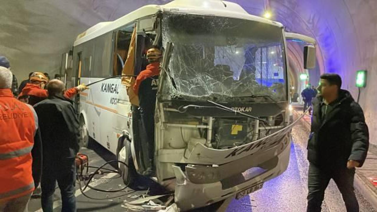 T&uuml;nelde midib&uuml;s kazası: &Ccedil;ok sayıda yaralı var