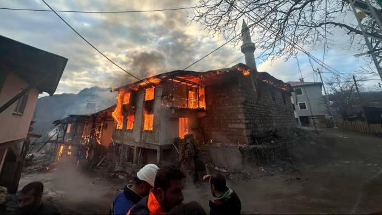 4 ev, cami ve lojman yandı! Kaymakamdan a&ccedil;ıklama!