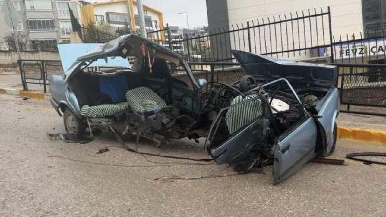 Demir korkuluğa çarpan otomobil ikiye ayrıldı
