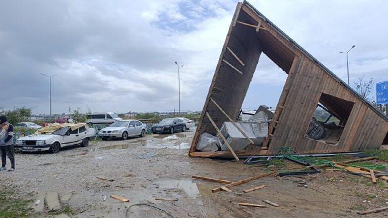 Antalya'da hortum: Ortalık savaş alanına d&ouml;nd&uuml;! 2 tonluk bungolovu s&uuml;r&uuml;kledi