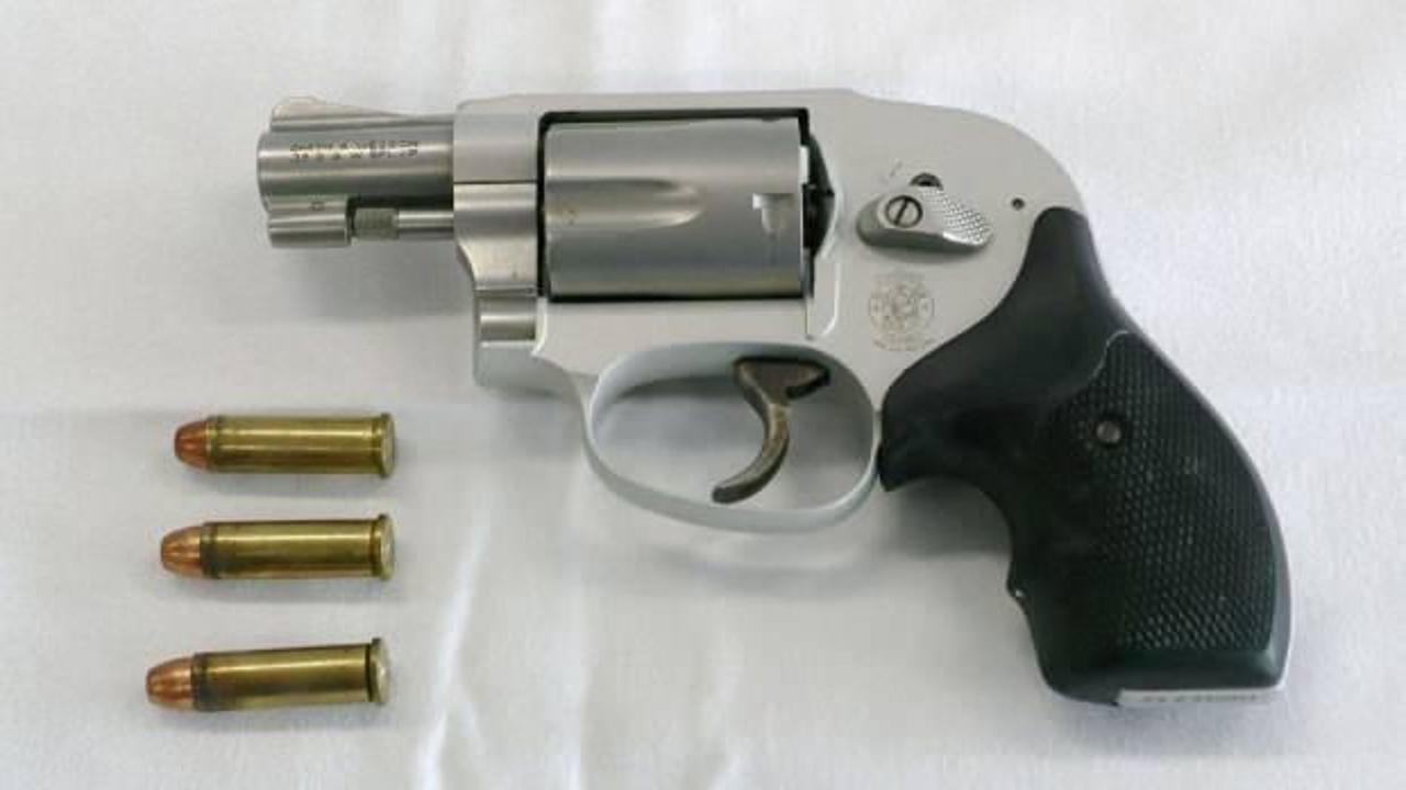 Bavulunda tabancayla &uuml;lke değiştirdi!