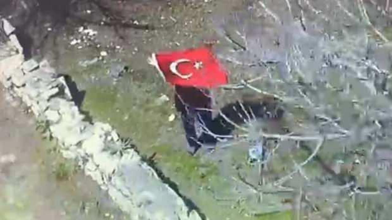 Helikopteri g&ouml;r&uuml;nce T&uuml;rk bayrağı a&ccedil;ıp, selam verdi