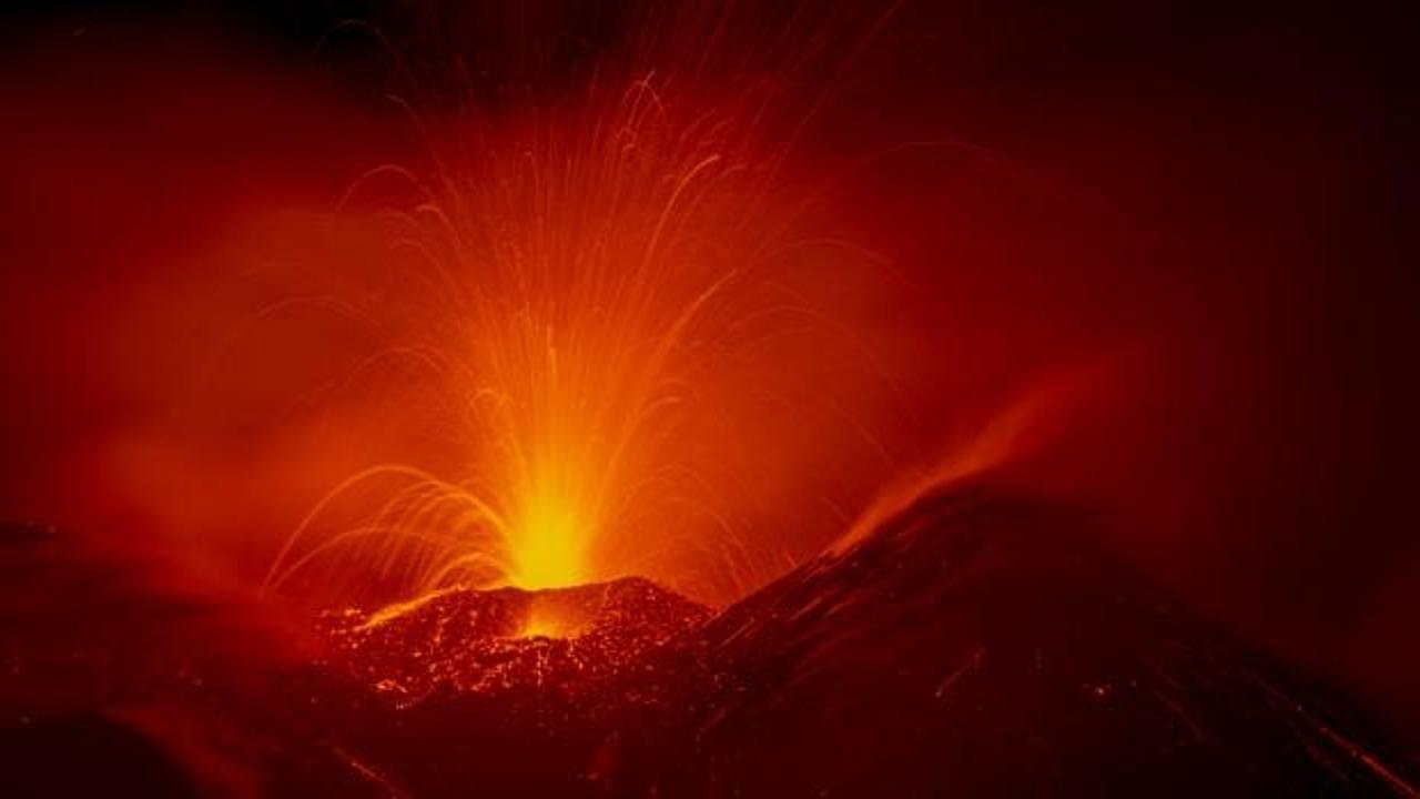 Etna Yanardağı k&uuml;l ve lav p&uuml;sk&uuml;rtt&uuml;