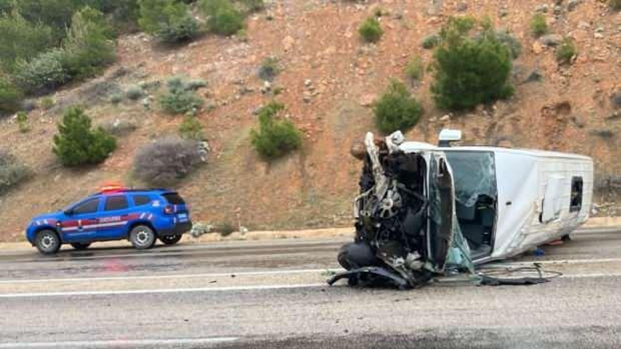 Kaygan yolda minib&uuml;s devrildi: 10 yaralı