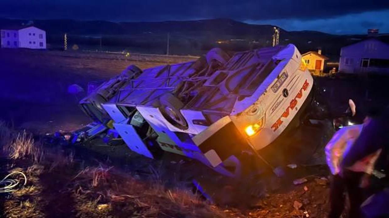 Sivas'ta yolcu otob&uuml;s&uuml; devrildi! Kahreden haber