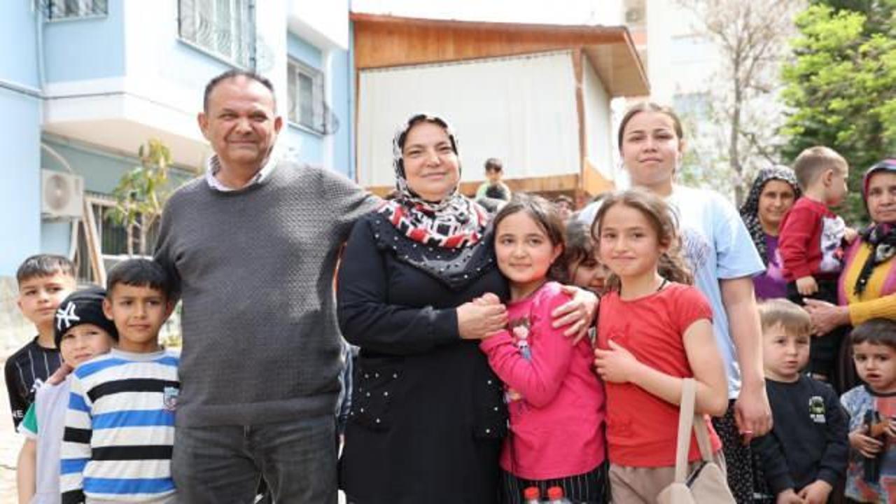 Yaşlı &ccedil;ift, 20 yıldır &ccedil;ocuklara bayram har&ccedil;lığı dağıtıyor