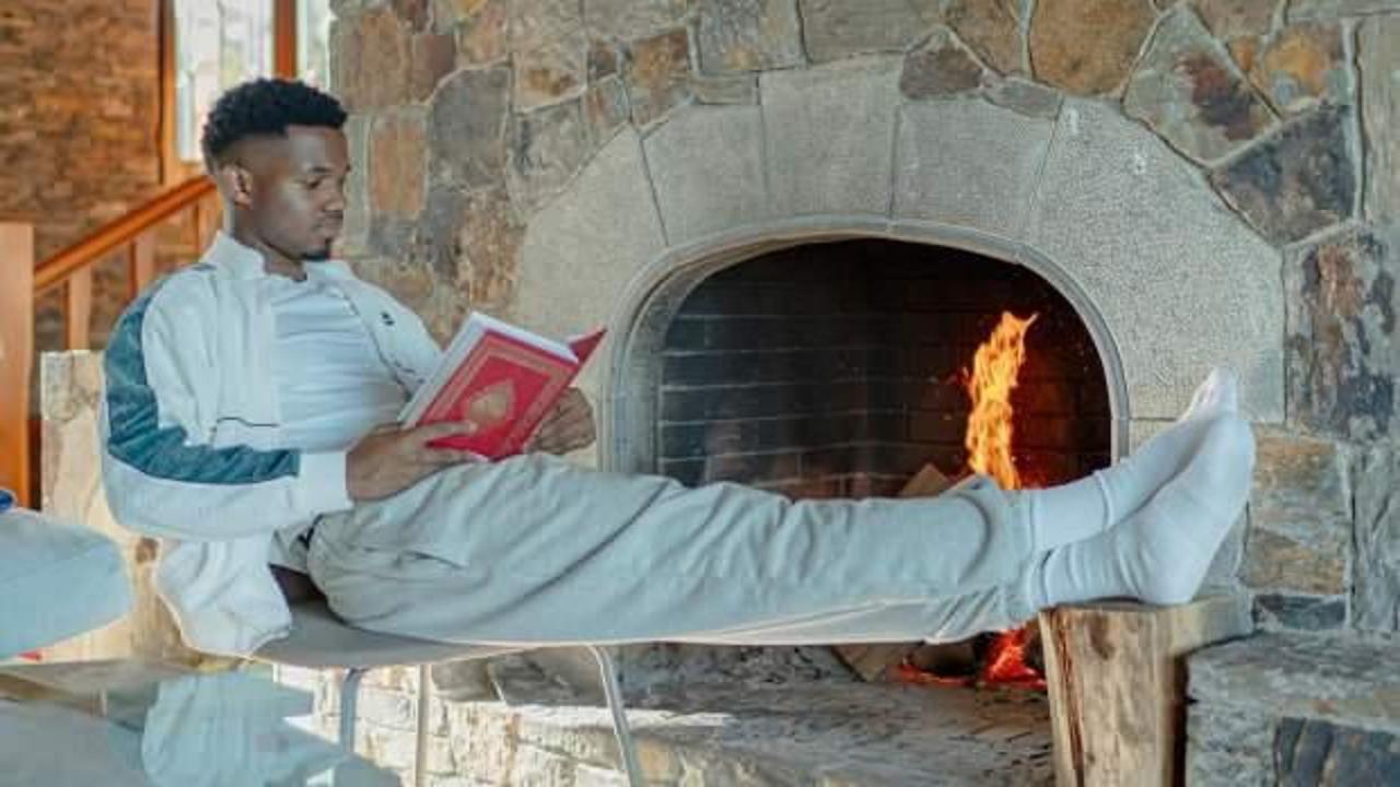 Yıldız futbolcuya tepkiler &ccedil;ığ gibi: Ayak ayak &uuml;st&uuml;ne atıp Kuran okudu