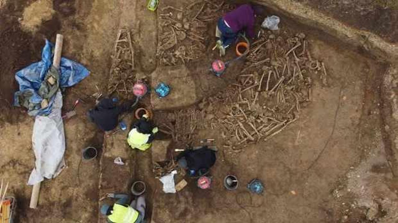 İki bin yıl sonra futbol sahasının altında bulundu! 129 kişi aynı anda öldürülmüş...