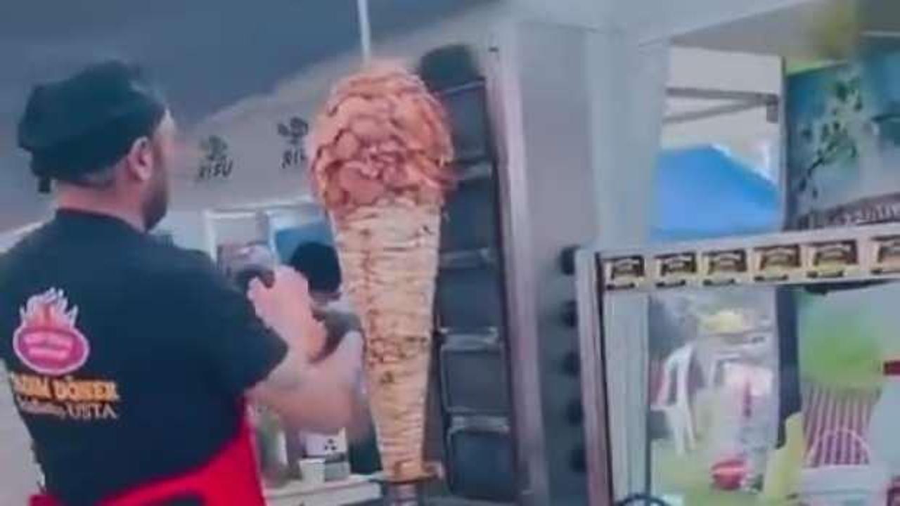 Adana'da tavuk d&ouml;ner skandalı tekrarlandı! Pişmiş etin &uuml;st&uuml;ne &ccedil;iğ et taktılar!