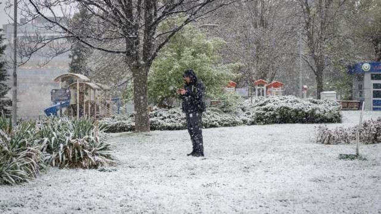 Ankara'da kar yağışı etkili oluyor