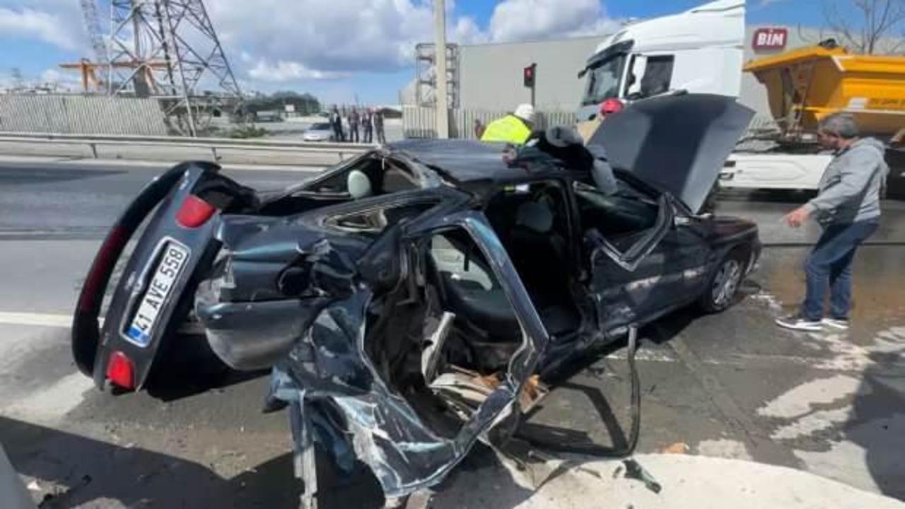 Arnavutk&ouml;y'de hafriyat kamyonu otomobile &ccedil;arptı: Yaralılar var