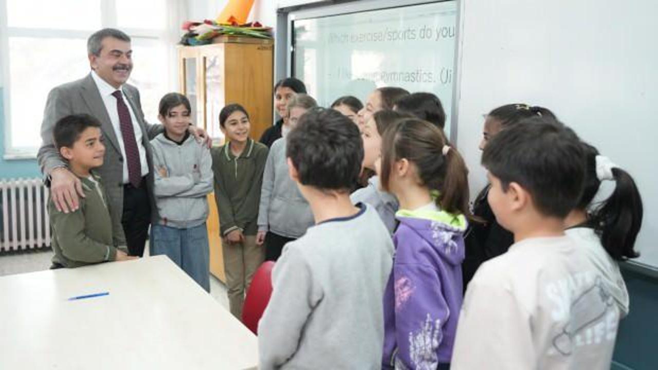 Bakan Tekin'den &ouml;ğrenci ve &ouml;ğretmenlere s&uuml;rpriz ziyaret