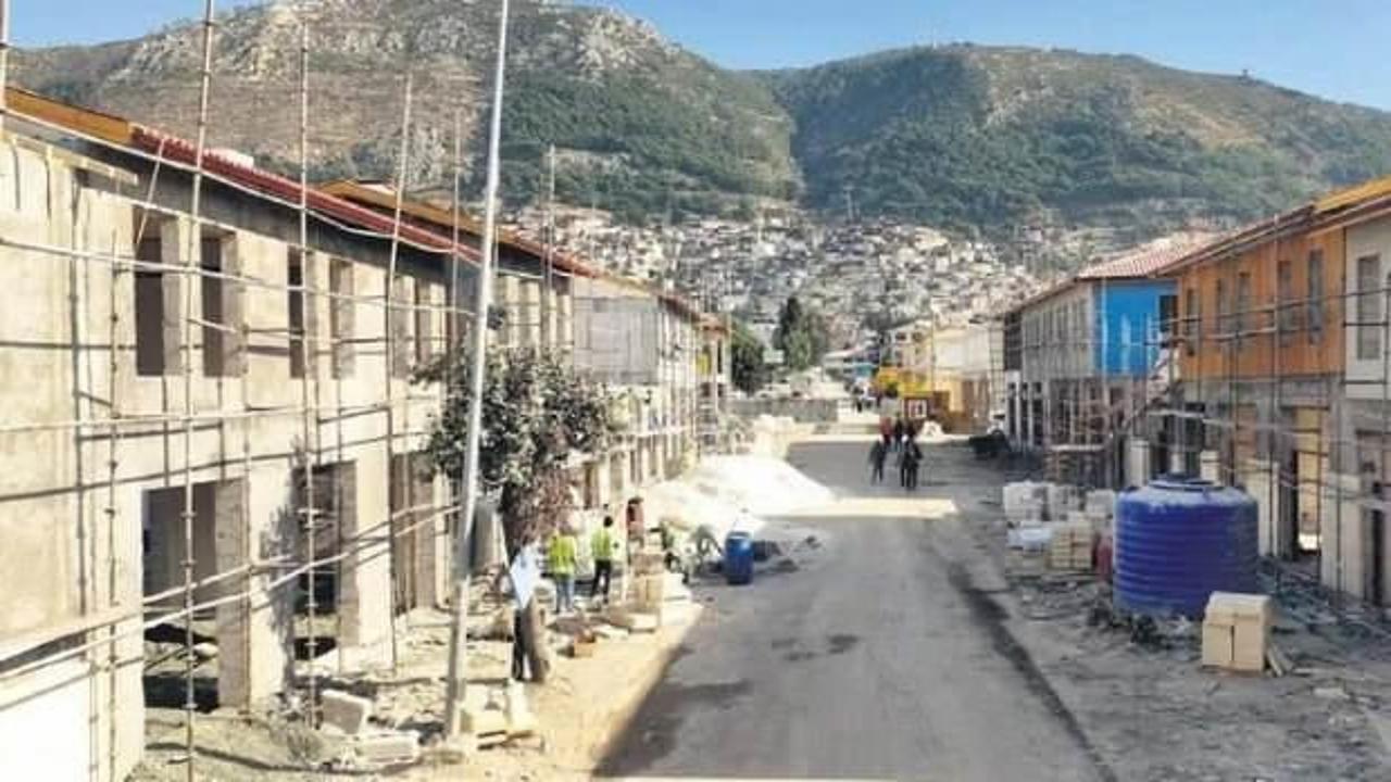 Deprem bölgesinde dükkânlar hak sahiplerine veriliyor