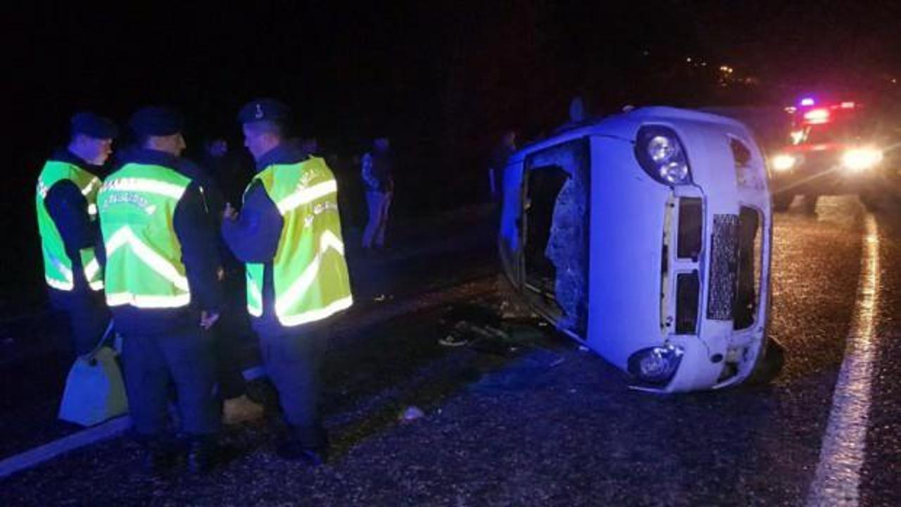 Devrilen otomobil 30 metre s&uuml;r&uuml;klendi: 3'&uuml; &ccedil;ocuk 5 yaralı