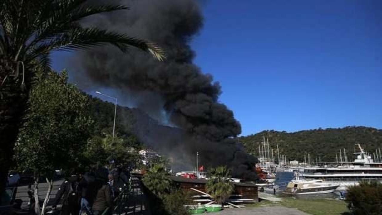 Fethiye'de yanan 3 tekneye m&uuml;dahale ediliyor