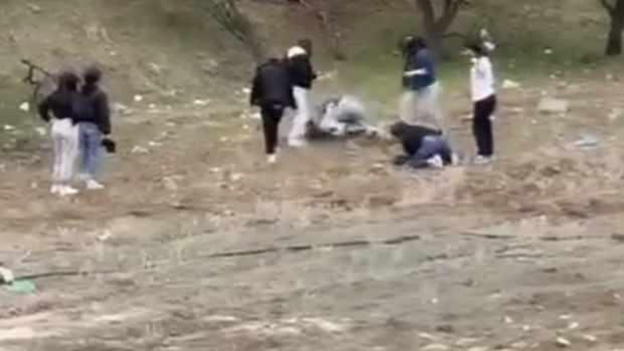 Gen&ccedil; kızlar tekme tokat birbirine girdi