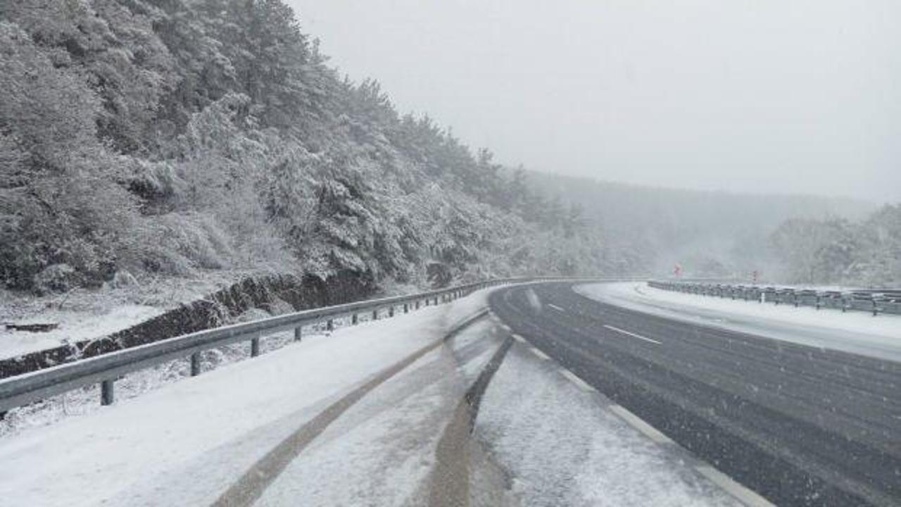 İstanbul yolu beyaza büründü: Yoğun kar yağışı!