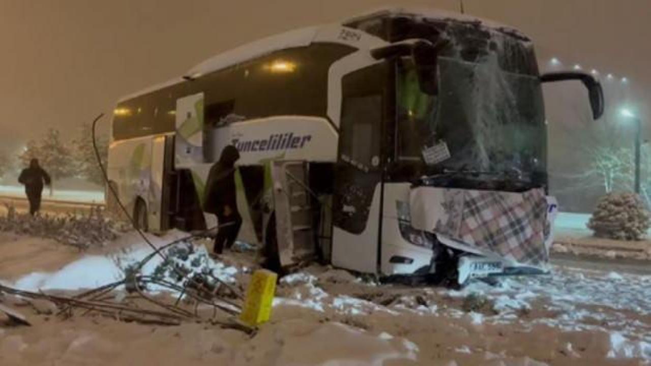 Karda kayan yolcu otob&uuml;s&uuml; aydınlatma direğine &ccedil;arptı