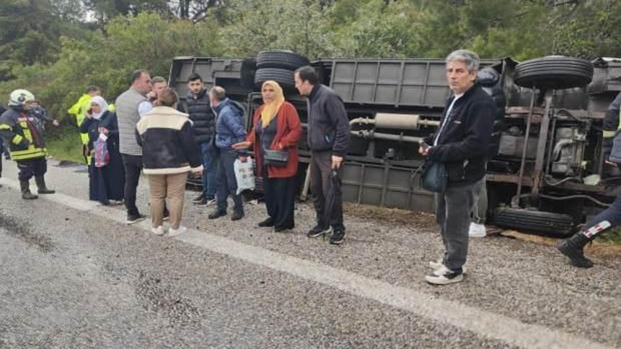 Kuşadası'nda servis aracı devrildi: 12 yaralı