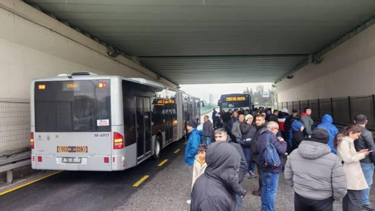 Metrobüs arızası! Vatandaşlar yolda kaldı