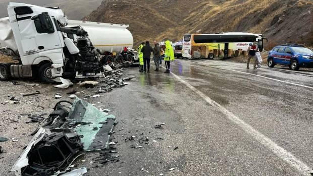 Otobüs ile tanker çarpıştı; 1 ölü, 9 yaralı