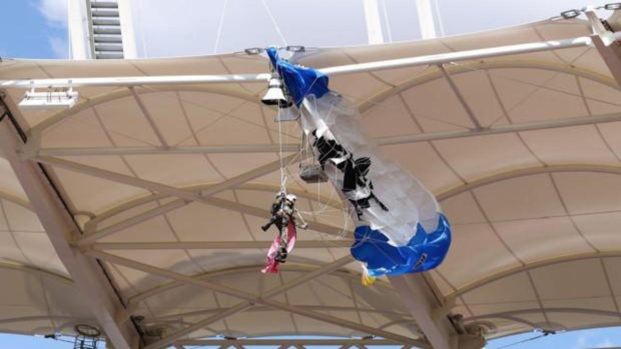 Dakikalarca kurtarılmayı bekledi: Paraşütçü çatıya asılı kaldı