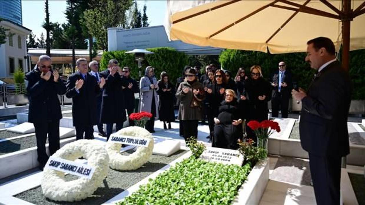Sakıp Sabancı kabri başında anıldı
