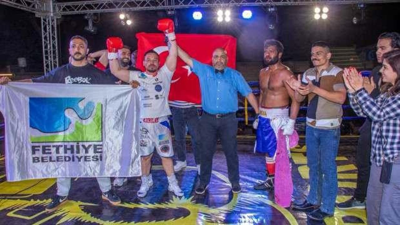 "Türk Tyson" lakaplı boksör Hintli rakibini yere serdi: 12'nci nakavt